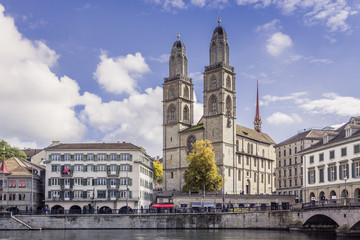 Historic Zurich center with famous Grossmünster Church, Limmat river and Zürichsee, Switzerland. Historisches Zentrum von Zürich mit der berühmten Grossmünsterkirche, Limmat, Zürichsee, Schweiz.