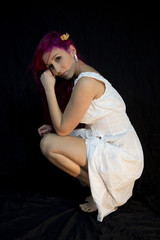 Junge Frau in wei&szlig;em Kleidchen