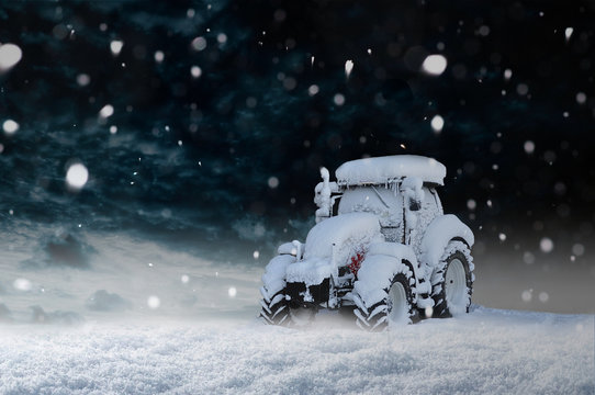 Zugeschneiter Traktor im Schnee bei Schneefall