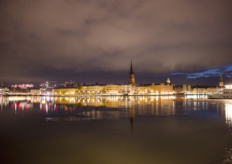 Fototapeta premium Landmarks an houses at the island Riddarholmen at the lake Malaren in Stockhlom a cold winter morning