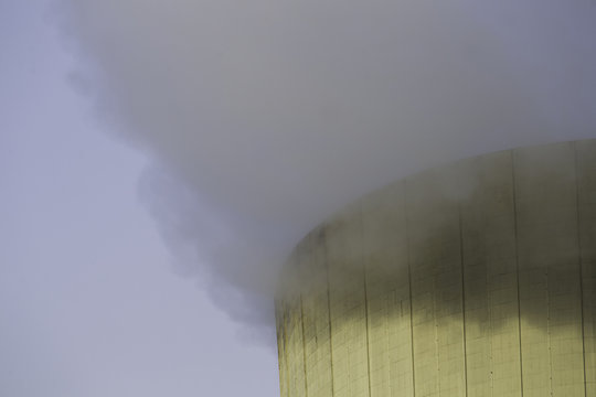 Chimenea de vapor en central t&eacute;rmica 
