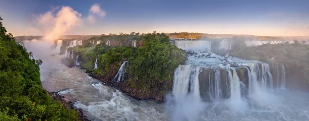 Keuken foto achterwand Brazilië De verbazingwekkende watervallen van Iguazu, zomerlandschap met schilderachtige watervallen