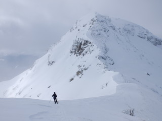Alpiniste en montagne et raquette