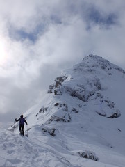 Fototapeta na wymiar Alpiniste en montagne et raquette