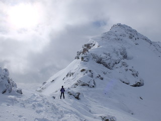 Fototapeta premium Alpiniste en montagne et raquette