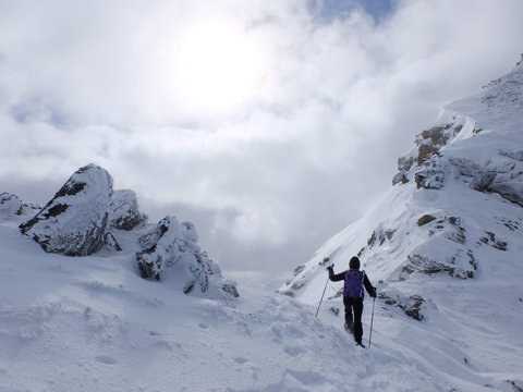 Alpiniste en montagne et raquette