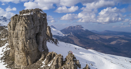 zirvedeki kayalıklar ve başarılı dağcı grubu