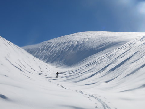 Le Puigmal en neige dans les pyr&eacute;n&eacute;es Orientales, Randonneur en ski de randonn&eacute;e dans la montagne