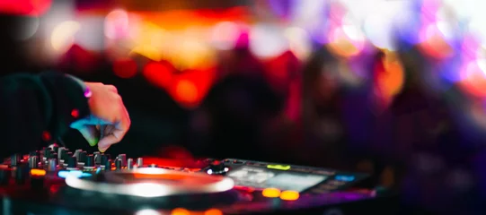 Foto op Plexiglas Muziek Achtergrond DJ Nachtclub Deejay Platenspeler Wazig Menigte Dansen © Marko Novkov