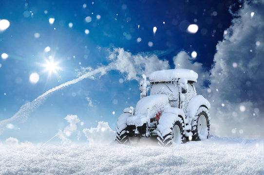 Schneebedeckter Traktor im Schnee bei Sonnenschein