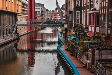 Fototapeta na wymiar foto tomada desde puente a uno de los canales de gante