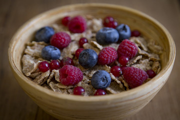 corn flakes lamponi ribes e mirtilli per colazione