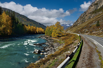 Fototapeta na wymiar Russia. The South Of Western Siberia, Autumn in the Altai Mountains, the Chuya river.