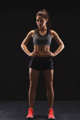 Obraz premium Athletic woman preparing for training
