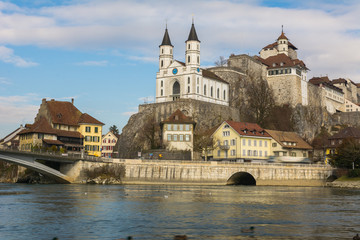 Stadt mit Schloss am Fluss