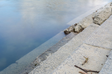 Treppe und Stufen in das Wasser 