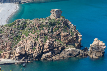 Porto mit Genuesenturm in Porto auf der Insel Korsika