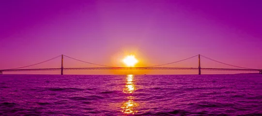 Fototapete Violett Blick auf den Sonnenuntergang und Mackinac Bridge in Michigan, USA. Dies ist eine lange Hängebrücke aus Stahl in der Region der Großen Seen und eines der berühmtesten Wahrzeichen Nordamerikas.