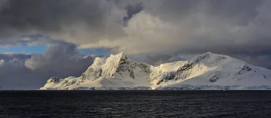 Foto auf Acrylglas Antarktis Antarctic landscape with mountains view from sea panoramic