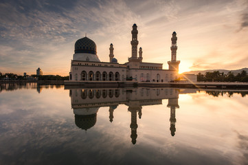 Obraz premium view of beautiful sunrise with reflection at City Mosque, Kota Kinabalu Sabah Malaysia.