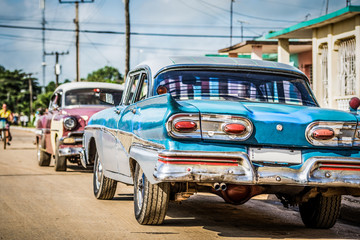 Blauer amerikanischer Oldtimer parkt auf der Strasse im Vorort von Havanna City Kuba - HDR - Serie Cuba Reportage