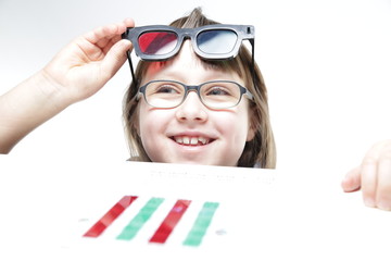 Rehabilitacja wzroku. Mała dziewczynka z okularami czerwono-zielonymi  © doroguzenda
