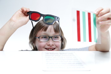 Rehabilitacja wzroku. Mała dziewczynka z okularami czerwono-zielonymi  - obrazy, fototapety, plakaty