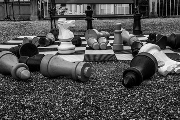 Schachfiguren auf einem Outdoor-Spielbrett