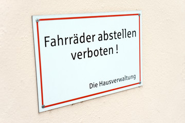 Obraz premium Verbot / Schild mit den Worten Fahrräder abstellen verboten