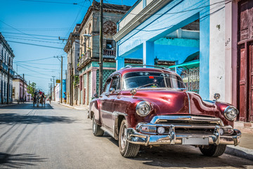 Roter amerikanischer Oldtimer parkt auf der Strasse in Havanna City Kuba - HDR - Serie Cuba Reportage