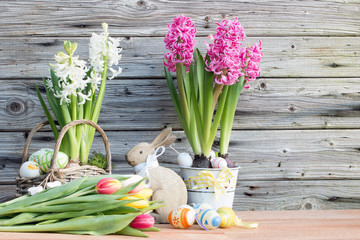 Osterdekoration mit Osterhase Tulpen und Hyazinthen 