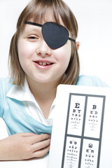 Mała dziewczynka w klinice optometrii. Rehabilitacja wzroku.  © doroguzenda