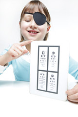 Mała dziewczynka w klinice optometrii. Rehabilitacja wzroku.  © doroguzenda