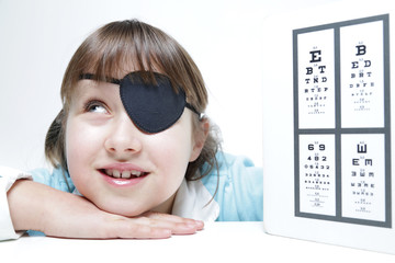 Mała dziewczynka w klinice optometrii. Rehabilitacja wzroku.  © doroguzenda