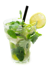 Mojito Cocktail isoliert freigestellt auf weißen Hintergrund, Freisteller
