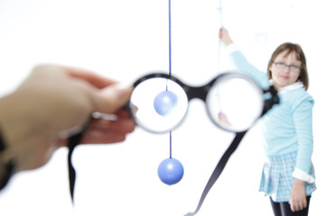 Terapia wzroku. Mała dziewczynka w klinice optometrii.  © doroguzenda