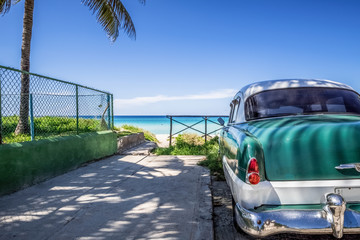 Grün weisser amerikanischer Oldtimer parkt unter blauem Himmel am Strand von Varadero Kuba - HDR - Serie Cuba Reportage 