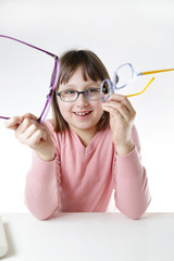 Dziewczynka trzyma okulary dziecięce  © doroguzenda