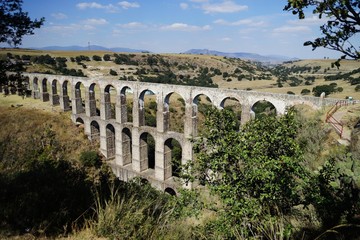 Obraz premium Arcos del Sitio (Arcos Site) historic aqueduct in Tepotzotlan, Mexico