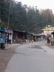 Schmale Geschäftsstraße mit kleinen Läden in Jageshwar, Uttarakhand, Indien