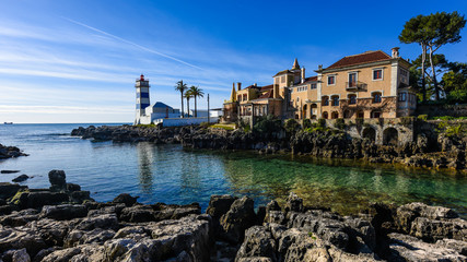 Der Leuchtturm (Farol de Santa Marta) und das Stadtmuseum in Cascais; Portugal
