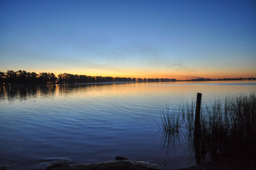 Crepúsculo en el lago