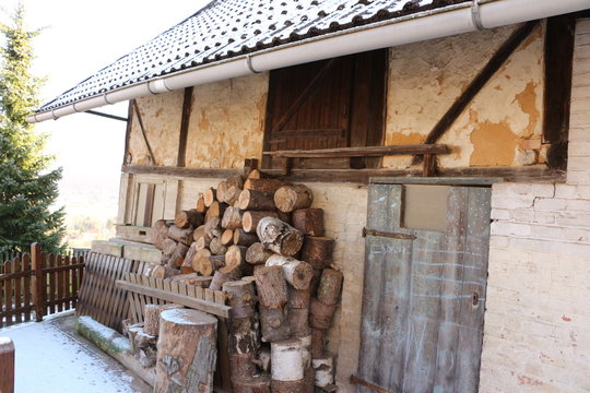 Trocken gelagertes Kaminholz