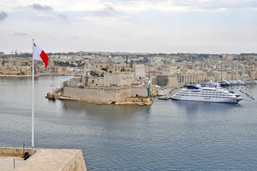 View to Grand Harbor from Upper Barrakka Gardens in Valletta at sunset, Malta - obrazy, fototapety, plakaty