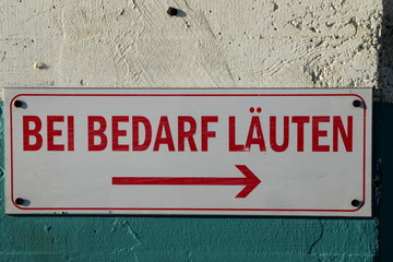 Sign: If necessary, use bell;
Schild mit Hinweis auf Klingel