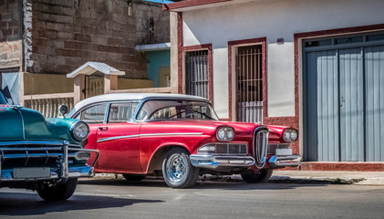 Rot weisser amerikanischer Oldtimer auf der Strasse in Havanna City Kuba - HDR - Serie Cuba Reportage