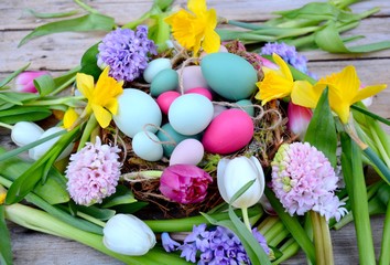 Obraz na płótnie Canvas Ostern - Blumenstrauß mit Eiern