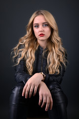 Belle femme blonde isol&eacute; sur fond noire