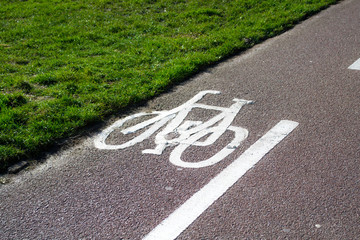 Obraz premium Cycle path beside grass
