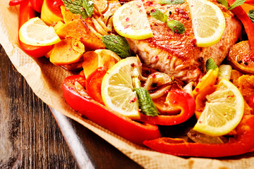 gebratener lachs mit gemüse